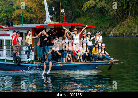 I turisti cinesi sulle rive di un fiume di crociera lungo il Fiume Li, Guilin, provincia di Guangxi, Cina Foto Stock