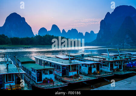 Ormeggiato sul fiume barche Crociera sul Fiume Li vicino la città di Guilin, provincia di Guangxi, Cina Foto Stock