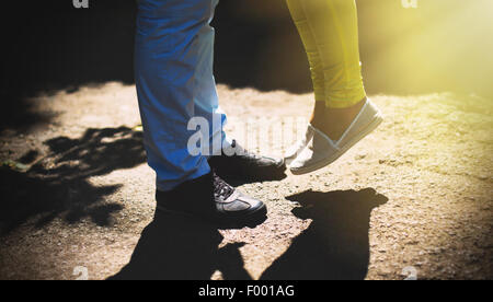 Vista dettagliata del maschio e femmina gambe durante una data Foto Stock