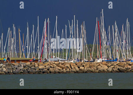 Alberi di barche a vela nella parte anteriore di un avvicinamento temporale, Germania, Mecklenburg Vorpommern, Warnemuende, Rostock Foto Stock