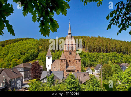 Chiesa di San Pietro e Paolo in Kirchhundem, in Germania, in Renania settentrionale-Vestfalia, Sauerland, Kirchhundem Foto Stock