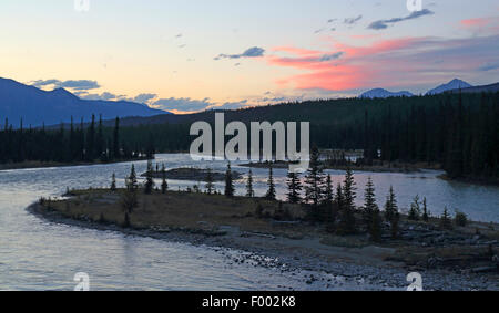 Athabasca River dopo il tramonto, Canada, il Parco Nazionale di Jasper Foto Stock