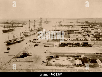 Port Said, Egitto - Novembre 1869 - arrivo del Principe di Galles alla cerimonia di inaugurazione del Canale di Suez. Tenuto dieci anni per costruire, è stata il frutto del francese Ferdinand De Lesseps, che divenne il presidente del Canal Maritime de Suez (Suez Canal Company). La festa ufficiale è durato per dieci giorni. Un account della cerimonia da Thos. H. Reid: "La cerimonia di apertura è stata realizzata una magnifica funzione internazionale. Un opera house è stato costruito al Cairo al costo di 60.000 sterline. Verdi, il compositore scrisse l'Egiziano opera Aida per l'occasione..." Foto Stock