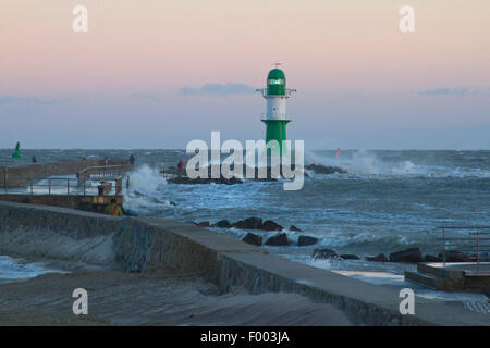 Il falò Westmole nel mare in tempesta, Germania, Mecklenburg Vorpommern, Warnemuende, Rostock Foto Stock