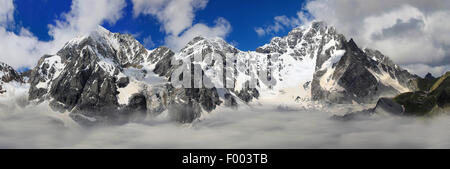 Monte Zebrù e Koenigspitze dell'Ortles Alpi, la sabbia del Sahara su nevai, Italia, Alto Adige Foto Stock