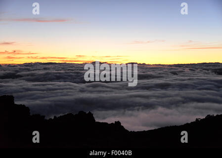 Vista dal vertice di montagna del vulcano Piton des Neiges all'alba, Reunion Foto Stock