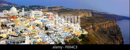 Fira presso la ripida costa di Santorini, Grecia CICLADI, Santorin, Phira Foto Stock