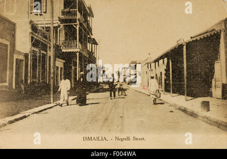 Ismailia, Egitto -- 1900 -- Negrelli Street nel Canale di Suez città di Ismailia, il quartier generale del Canale di Suez. COPYRIGHT collezione fotografica di Barry Iverson Foto Stock