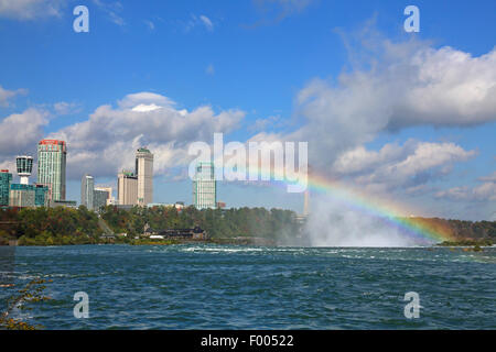 Cascate del Niagara, sea spray con un arcobaleno a headwater, Canada Ontario, Niagara Foto Stock