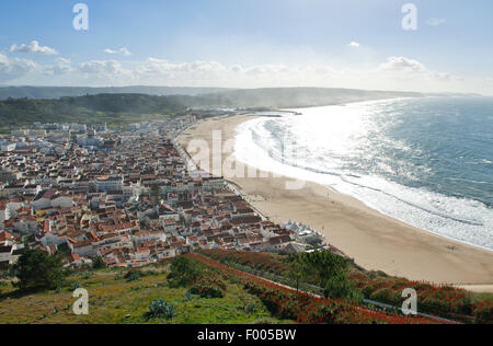 Bellissima vista sul villaggio resort Nazare. Vista dal sitio città vecchia Nazare in Portogallo Foto Stock