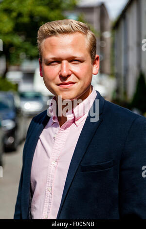 Buona ricerca casualmente vestito Giovane di Lewes, nel Sussex, Regno Unito Foto Stock