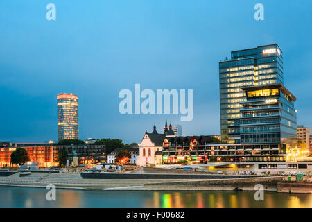 Colonia, Germania - 17 giugno 2015: Embankment nella parte vecchia di Colonia alla serata estiva con la riflessione nel fiume Reno, Germania Foto Stock