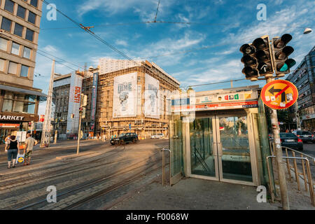 HELSINKI, Finlandia - 28 luglio 2014: ingresso al passaggio sotterraneo nel centro della città Foto Stock