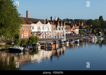 Henley on Thames cisgiordania fronte fiume nella luce del sole della mattina. Oxfordshire, Inghilterra Foto Stock