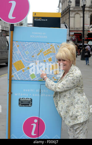 Londra, UK, 5 agosto 2015. Barbara Windsor MBE si unisce il sindaco di Londra del team ambasciatori per accogliere i visitatori da tutto il mondo. Credito: JOHNNY ARMSTEAD/Alamy Live News Foto Stock