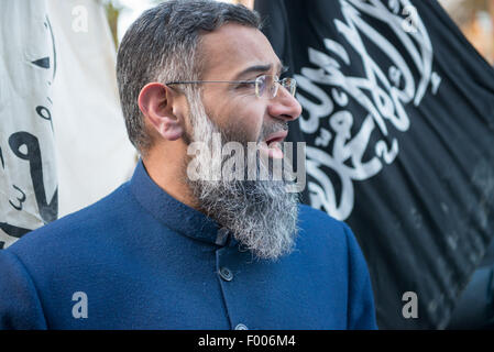 Nov. 22, 2013 - Radical UK predicatore Anjem Choudary è uno dei due uomini che è stata caricata con un invitante il supporto per Stato islamico militanti, Scotland Yard afferma.Egli è accusato di ''invitante support" per il cosiddetto Stato islamico (SI) tra il 29 giugno 2014 e il 6 marzo di quest'anno. © Velar concedere/ZUMA filo/Alamy Live News Foto Stock