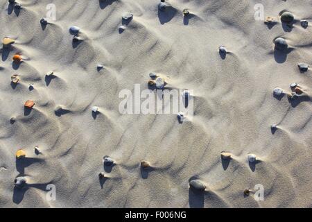 Strutture di sabbia e pietre in sabbia a bassa marea, Germania, Schleswig-Holstein, Isola di Helgoland Foto Stock