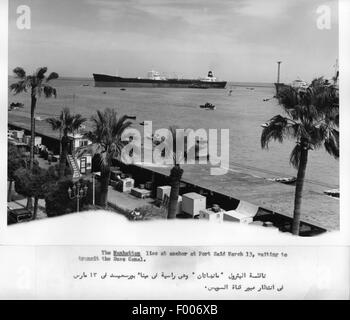 13 Marzo 1962--l'American tanker Manhattan -- la nave più grande mai a transitare il canale di Suez--è andato attraverso senza incidenti. Foto Stock