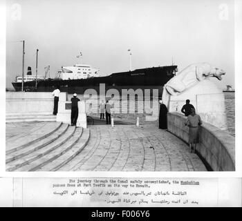 13 Marzo 1962--l'American tanker Manhattan -- la nave più grande mai a transitare il canale di Suez--è andato attraverso senza incidenti. Foto Stock