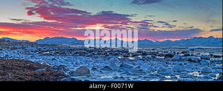 Ice floes presso la costa, lo splendore del sole di mezzanotte dietro l'orizzonte in una notte polare su Lang°ya , Norvegia, VesterÕlen, Insel e°ya, Andenes Foto Stock