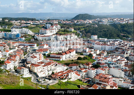 Bellissima vista sul villaggio resort Nazare. Vista dal sitio, città vecchia, sulla nuova Nazare in Portogallo Foto Stock