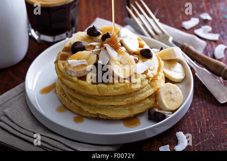 Cialde con fettine di banana, caramello e cioccolato Foto Stock