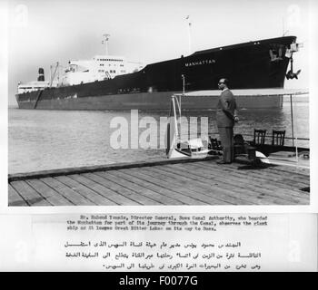 13 Marzo 1962--l'American tanker Manhattan -- la nave più grande mai a transitare il canale di Suez--è andato attraverso senza incidenti. Foto Stock