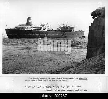 13 Marzo 1962--l'American tanker Manhattan -- la nave più grande mai a transitare il canale di Suez--è andato attraverso senza incidenti. Foto Stock