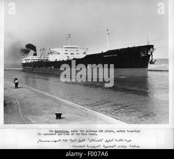 13 Marzo 1962--l'American tanker Manhattan -- la nave più grande mai a transitare il canale di Suez--è andato attraverso senza incidenti. Foto Stock