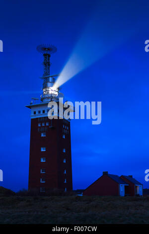 Faro sull isola di Helgoland nel crepuscolo, Germania, Schleswig-Holstein, Isola di Helgoland Foto Stock