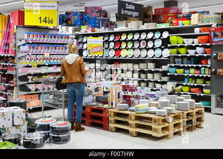 Elettrodomestici e la decorazione degli interni dipartimento di un ipermercato Carrefour Foto Stock