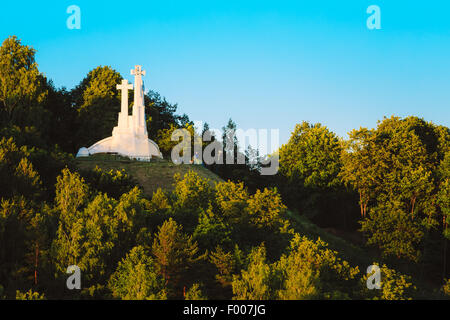Un monumento di tre croci sul fosco Hill all alba del tempo a Vilnius, in Lituania. Foto Stock
