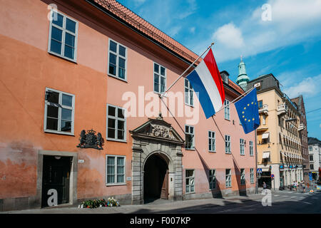 Stoccolma, Svezia - Luglio 29, 2014: Francese Tricolors bandiera e la bandiera dell'Unione europea decorano la costruzione di strade di sto Foto Stock