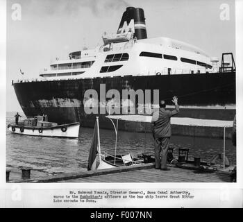 13 Marzo 1962--l'American tanker Manhattan -- la nave più grande mai a transitare il canale di Suez--è andato attraverso senza incidenti. Foto Stock