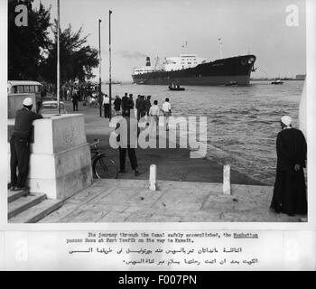 13 Marzo 1962--l'American tanker Manhattan -- la nave più grande mai a transitare il canale di Suez--è andato attraverso senza incidenti. Foto Stock