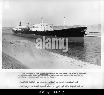 13 Marzo 1962--l'American tanker Manhattan -- la nave più grande mai a transitare il canale di Suez--è andato attraverso senza incidenti. Foto Stock