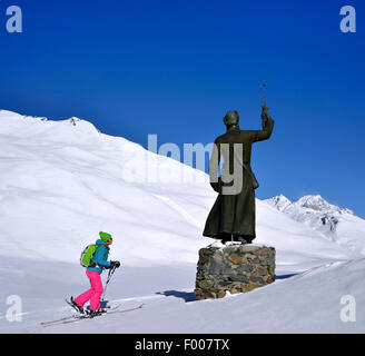 Sci di fondo nei pressi della statua di Pierre Chanoux al Piccolo San Bernardo, Francia, Savoie Foto Stock