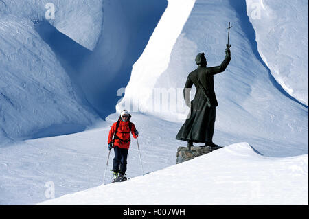 Sci di fondo nei pressi della statua di Pierre Chanoux al Piccolo San Bernardo, Francia, Savoie Foto Stock