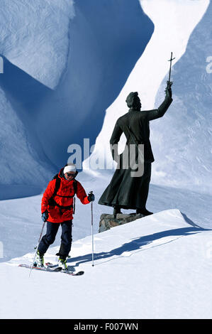 Sci di fondo nei pressi della statua di Pierre Chanoux al Piccolo San Bernardo, Francia, Savoie Foto Stock