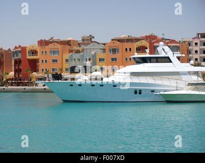 Una lussuosa barca a motore usata per viaggi a Mahmya Beach in Egitto, Hurghada Foto Stock