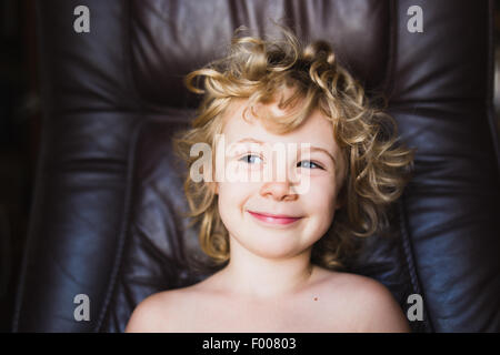 Carino piccola bionda ragazza sorridente Foto Stock