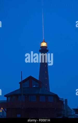 Faro di Andenes durante la notte con la caduta di neve, VesterÕlen, Insel e°ya, Andenes Foto Stock