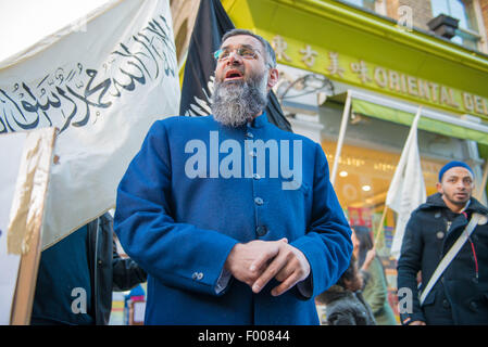 Nov. 22, 2013 - Radical UK predicatore Anjem Choudary è uno dei due uomini che è stata caricata con un invitante il supporto per Stato islamico militanti, Scotland Yard afferma.Egli è accusato di ''invitante support" per il cosiddetto Stato islamico (SI) tra il 29 giugno 2014 e il 6 marzo di quest'anno. © Velar concedere/ZUMA filo/Alamy Live News Foto Stock