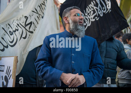 Nov. 22, 2013 - Radical UK predicatore Anjem Choudary è uno dei due uomini che è stata caricata con un invitante il supporto per Stato islamico militanti, Scotland Yard afferma.Egli è accusato di ''invitante support" per il cosiddetto Stato islamico (SI) tra il 29 giugno 2014 e il 6 marzo di quest'anno. © Velar concedere/ZUMA filo/Alamy Live News Foto Stock