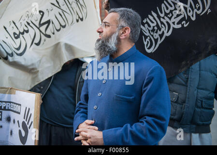 Nov. 22, 2013 - Radical UK predicatore Anjem Choudary è uno dei due uomini che è stata caricata con un invitante il supporto per Stato islamico militanti, Scotland Yard afferma.Egli è accusato di ''invitante support" per il cosiddetto Stato islamico (SI) tra il 29 giugno 2014 e il 6 marzo di quest'anno. © Velar concedere/ZUMA filo/Alamy Live News Foto Stock