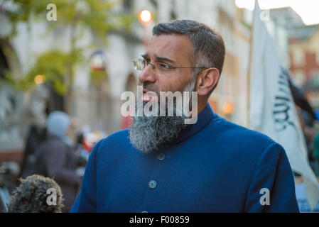 Nov. 22, 2013 - Radical UK predicatore Anjem Choudary è uno dei due uomini che è stata caricata con un invitante il supporto per Stato islamico militanti, Scotland Yard afferma.Egli è accusato di ''invitante support" per il cosiddetto Stato islamico (SI) tra il 29 giugno 2014 e il 6 marzo di quest'anno. © Velar concedere/ZUMA filo/Alamy Live News Foto Stock