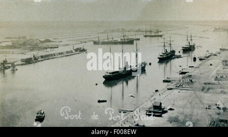 Port Said, Egitto - 1870 - tenuto dieci anni per costruire il Canale di Suez è stato il frutto del francese Ferdinand De Lesseps, che divenne il presidente del Canal Maritime de Suez (Suez Canal Company). La festa ufficiale è durato per dieci giorni. Un account da Thos. H. Reid nel 1909: òla cerimonia di apertura è stata realizzata una magnifica funzione internazionale. Un opera house è stato costruito al Cairo al costo di 60.000 sterline. Verdi, il compositore scrisse l'Egiziano ÒAidaÓ opera per l'occasione, e nessuna composizione è più popolare durante la stagione del Cairo oggi quando è prodotta con tutto lo splendore che mark Foto Stock