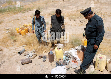 Di Kandahar. 5 Ago, 2015. Afghan funzionari di polizia si radunano attorno a disposto il dispositivo esplosivo e miniere nella provincia di Kandahar in Afghanistan meridionale, e il Agosto 5, 2015. Alcuni 1,592 civili afgani sono stati uccisi a seguito di conflitti armati e di guerra nel primo semestre di quest'anno, una missione delle Nazioni Unite qui detto nella sua metà anno di rapporto rilasciato il mercoledì. Credito: Sanaullah/Xinhua/Alamy Live News Foto Stock