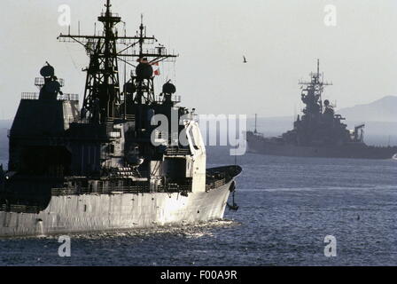 Canale di Suez, Egitto - 1988 --l'US Navy Corazzata USS Iowa (BB61) e USS Ticonderoga transita il Canale di Suez. Foto Stock