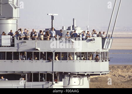 Canale di Suez, Egitto - 1988 --l'US Navy Corazzata USS Iowa (BB61) e USS Ticonderoga transita il Canale di Suez. Foto Stock